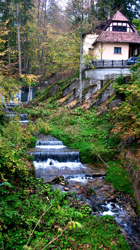 Tečúca rieka blízko zámku Peleş