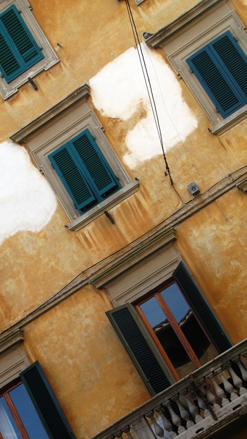Typické domy s okenicami v Pise