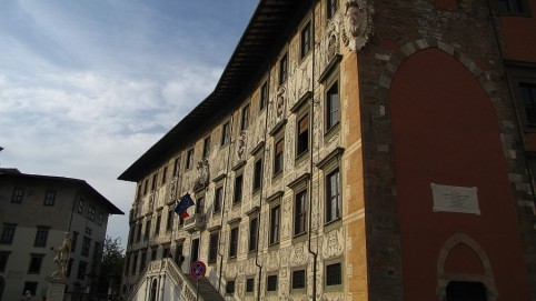 Palazzo della Carovana na námestí Piazza dei Cavalieri