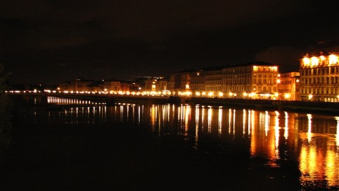 Pohľad na nočnú Florenciu