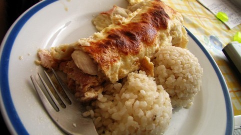 Wrap plnený kuracím mäsom, syrom a vajcom s ryžou