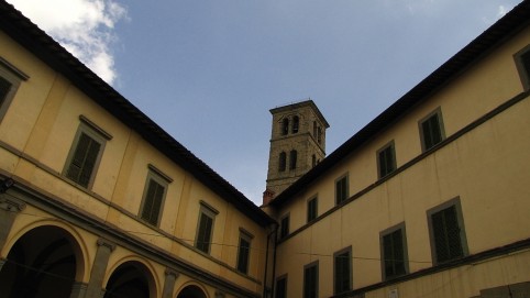 V pozadí zvonica Santa Margherita