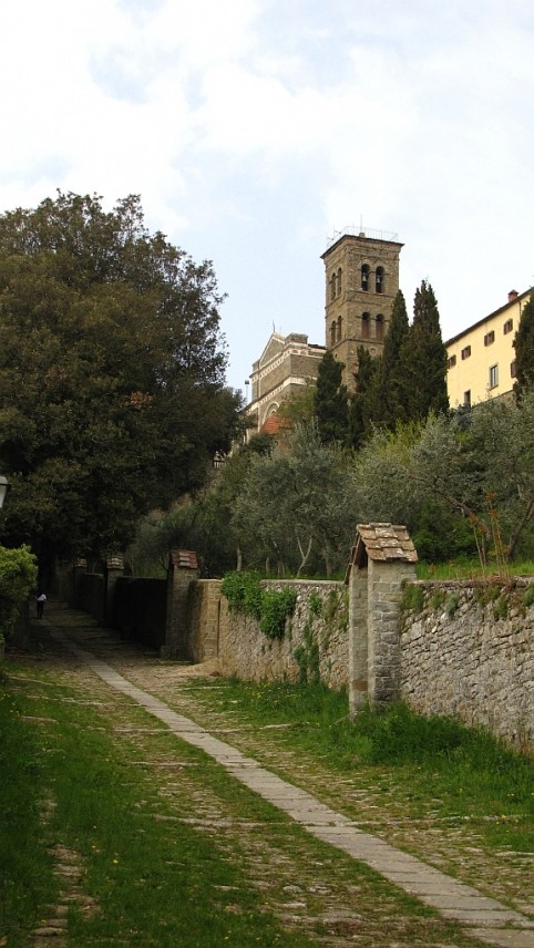 V pozadí zvonica a bazilika Santa Margherita