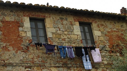 Vešanie prádla v Monteriggioni