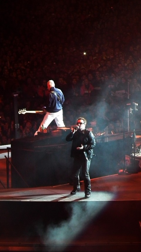 Bono sa sem tam pozrel aj na našu stranu