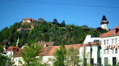 Pohľad zdola na zámok Schloßberg
