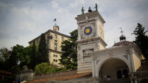 Pohľad z Piazza della Libertà na Castello